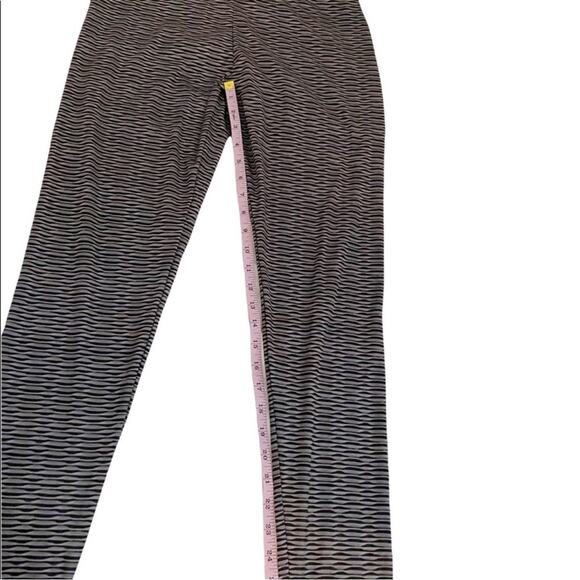 Gray & Black Stripe Print Brazilian Style Scrunch Bottom Lifting Leggings, XL - Picture 10 of 11